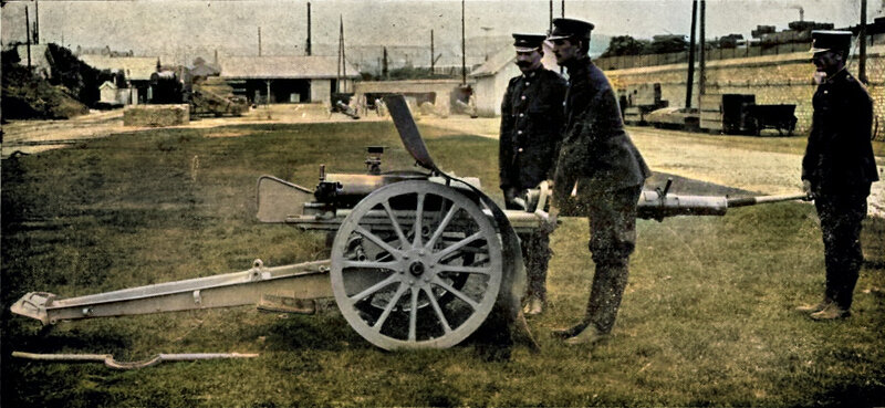 Греческая 75-мм  горная пушка системы Данглиз-Шнейдера в процессе техобслуживания. Кожух ствола с внутренней трубой извлечен из муфты.