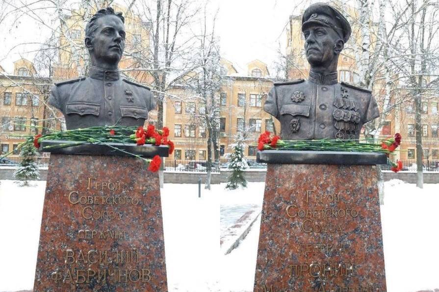 Бюсты героям Советского Союза Фабричнову и Пронину в Звенигороде. Источник: Instagram / Андрей Иванов