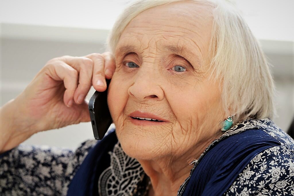 Бабушка с телефоном. Гигиена лиц пожилого и старческого возраста. Здоровый образ жизни пожилых. Одышка у пожилых. Пожилые люди картинки.