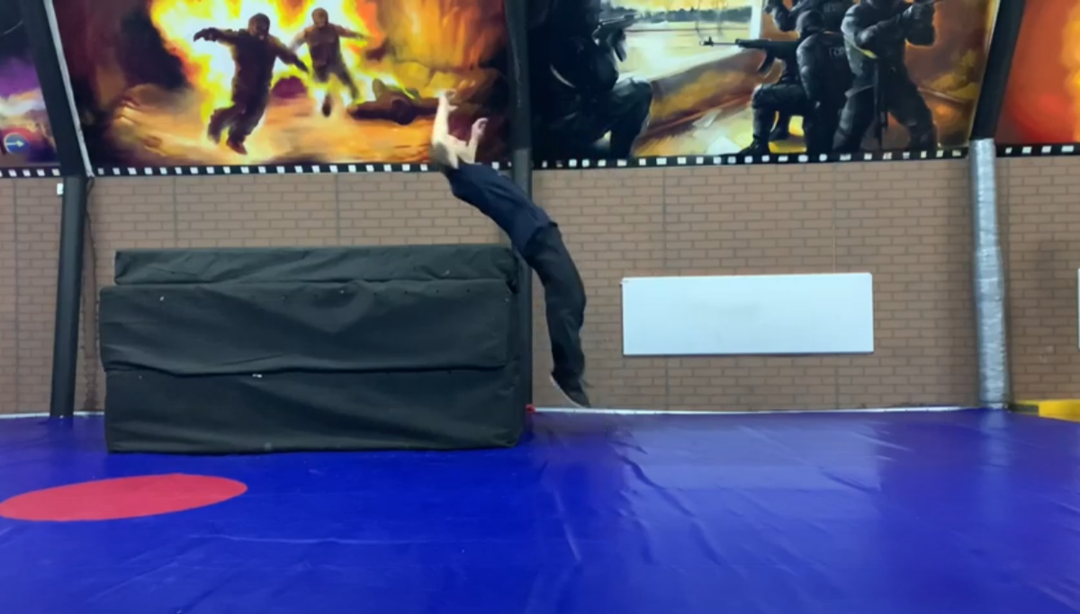 Выпрыгиваем на горку матов.