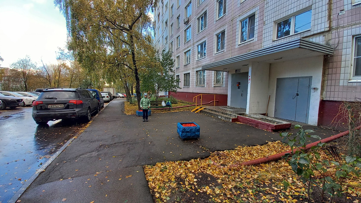 Крыльцо нашего подъезда поздней осенью.