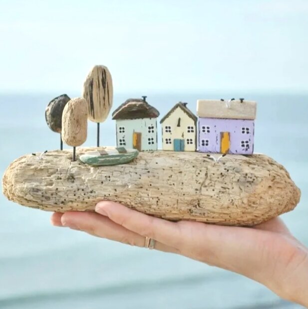 Такую приятно и легко сделать вместе с детьми. Процесс очень приятный, безопасный и очень фантазийный.