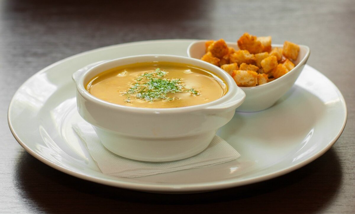суп пюре с гренками. крем-суп из белых грибов с гренками. консоме с гренками. суп пюре с гренками. картофельный суп с гренками.
