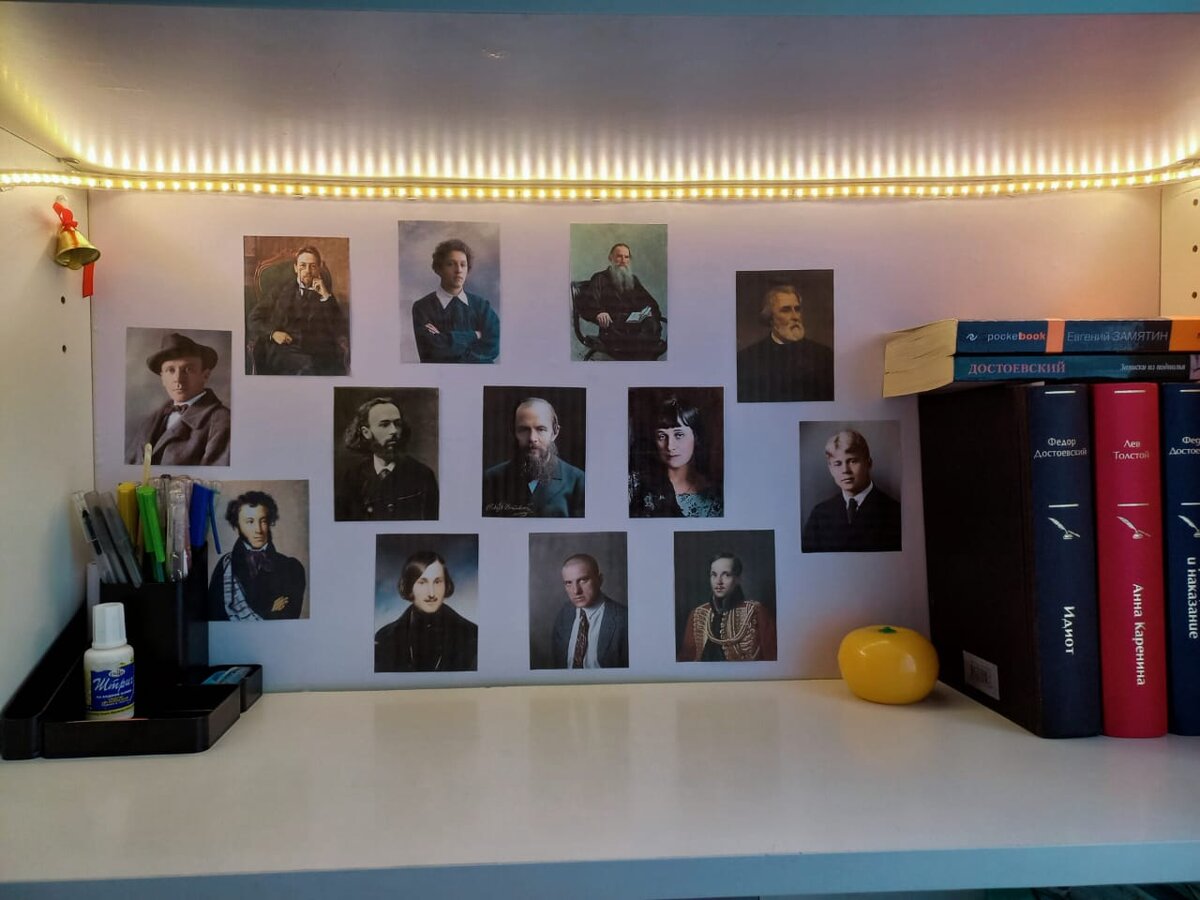 Рабочий стол Насти. На стене – портреты любимых писателей.