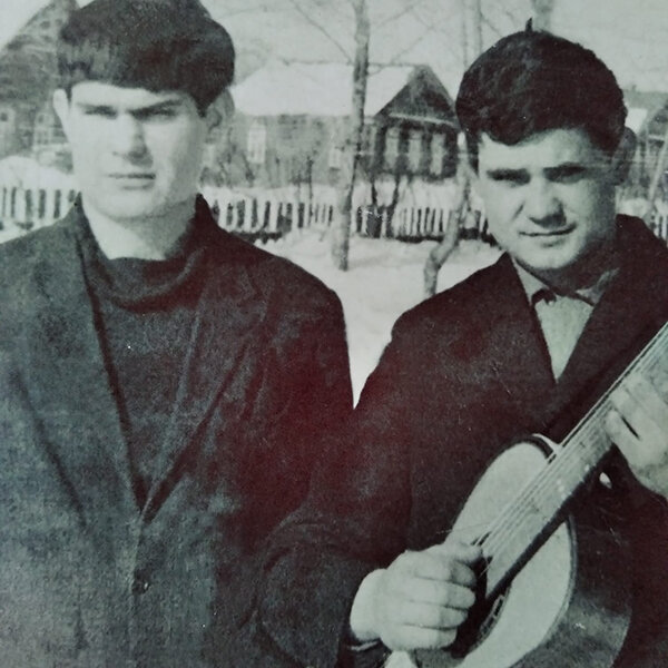Анатолий с другом Вячеславом (с гитарой)