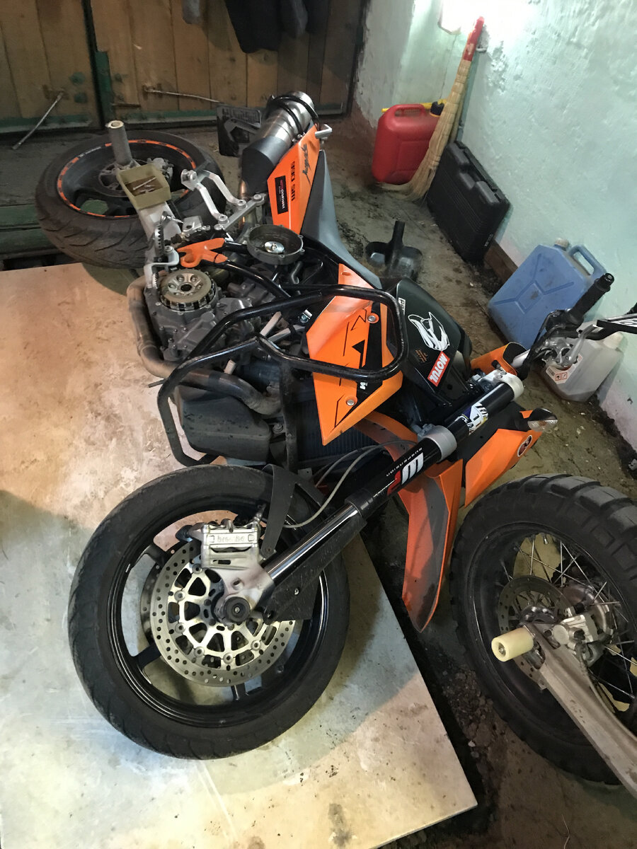 В этом положении масло не вытекает и его можно не сливать. 