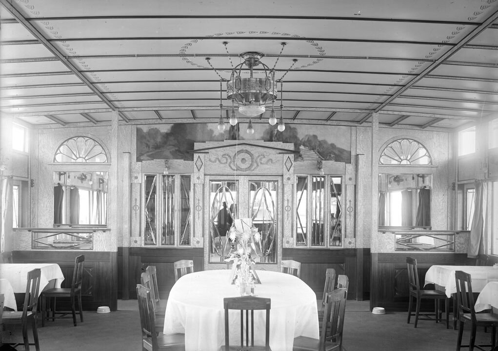 Ресторан на пароходе "Графиня" (https://clck.ru/327Xa6)