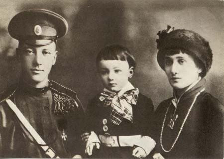 Н. С. Гумилёв и А. А. Ахматова с сыном Львом. Апрель 1915