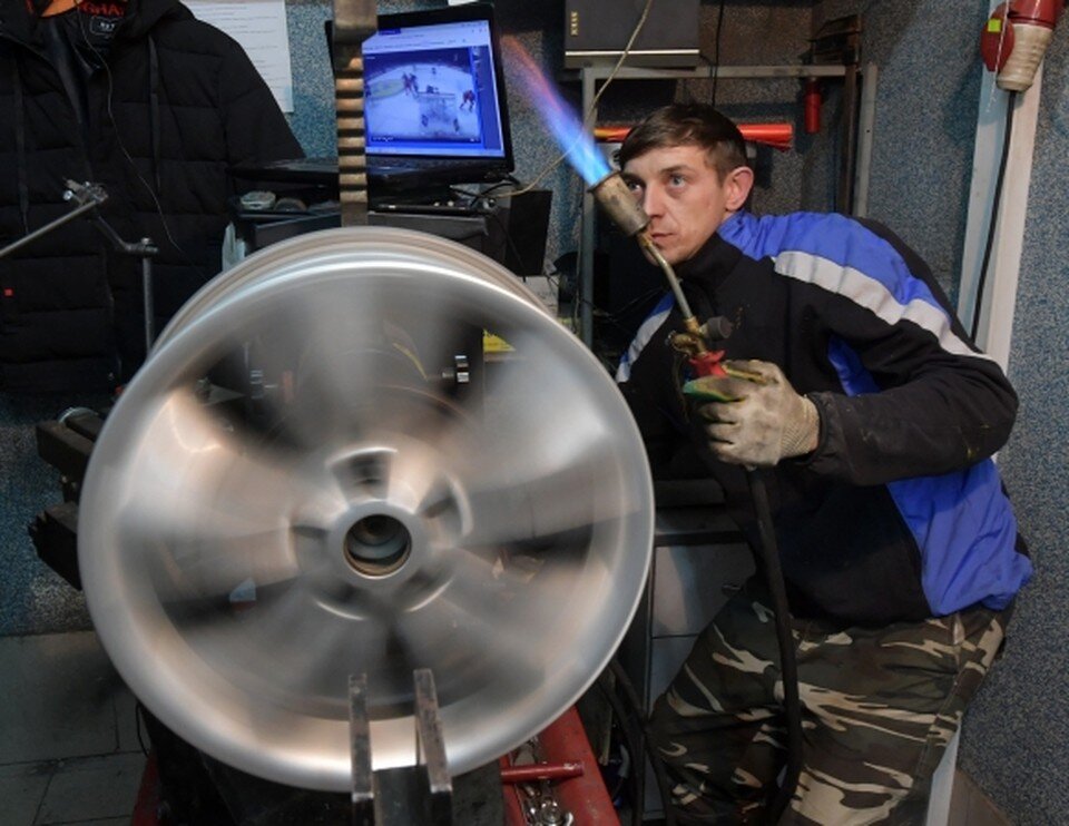     Многие мастерские оказывают дополнительные услуги: правят диски, делают антикор Владимир ВЕЛЕНГУРИН