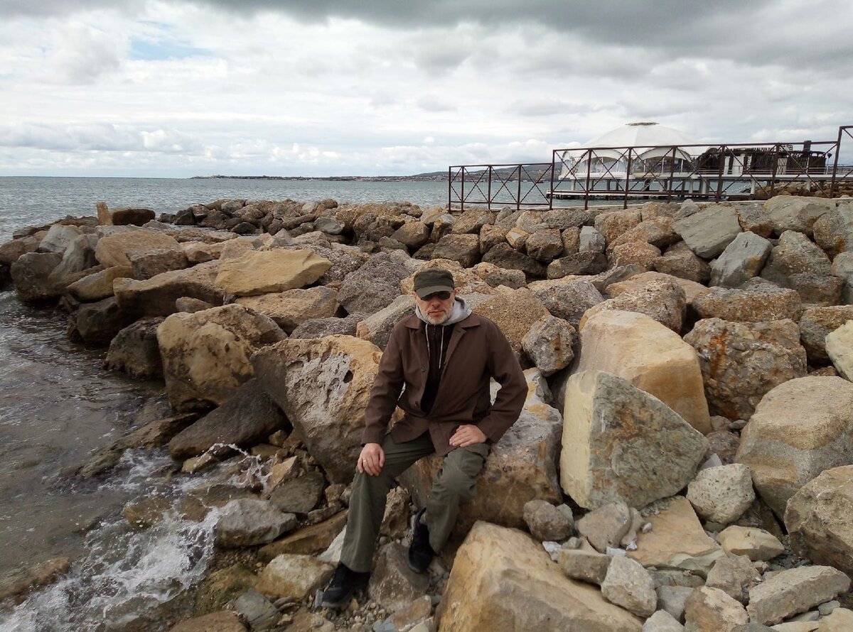Михаил Лекс, автор рассказа, канала. Геленджик, Чёрное море, октябрь