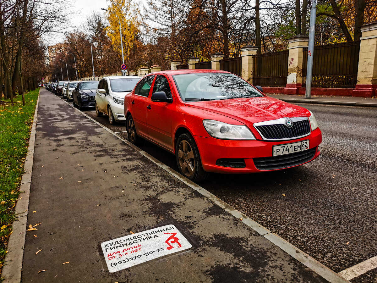 Автомобиль Skoda Octavia. Пехотная улица. 28 октября 2022 года.
