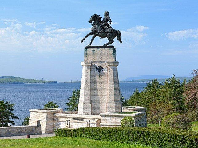 Памятник Татищеву на набережной Волги.