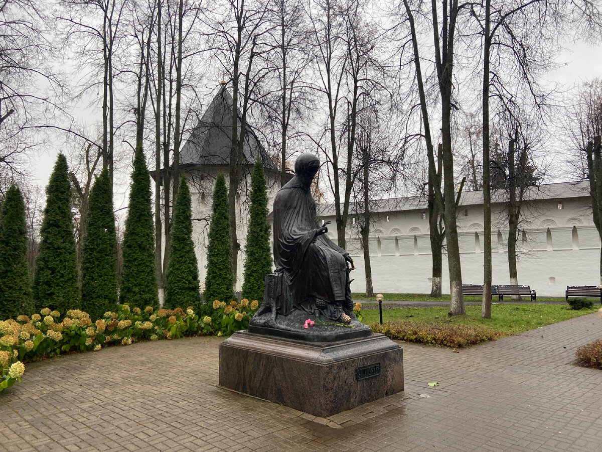 Скульптура Преподобного Саввы Сторожевского у входа в монастырь | Личное фото