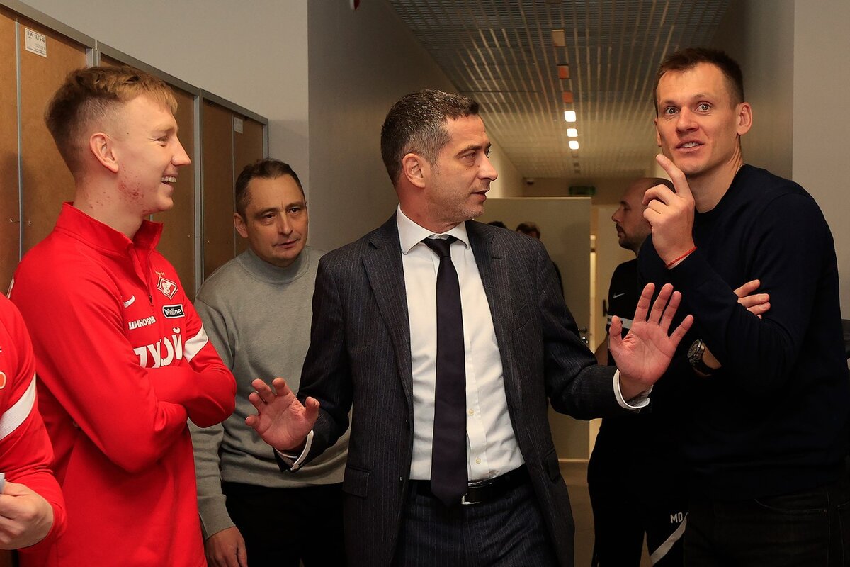 Лука Каттани слушает технического координатора Артема Реброва.