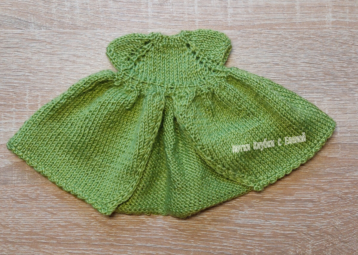 платье для куклы спицами 