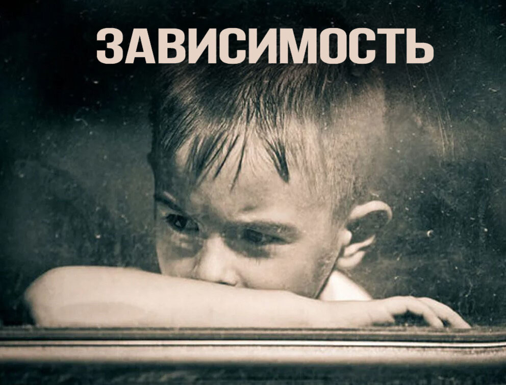 Не хочу скучать по мальчикам в масках. Ребенок плачет у окна. Плачущий ребенок у окна. Мальчик в автобусе. Плачущий мальчик чб