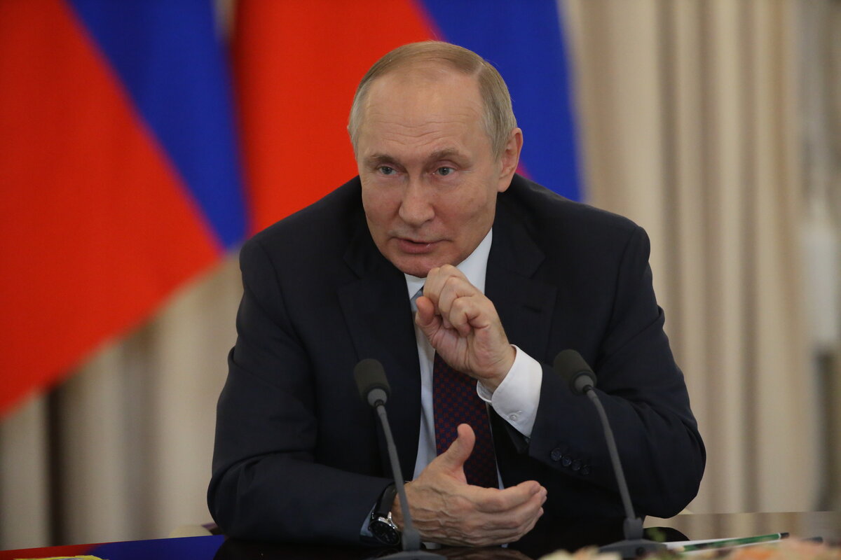 Считается, что изображенный на снимке Путин посылает Западу угрожающий сигнал