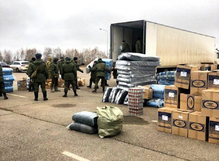    Мобилизованным оренбуржцам доставили посылки в учебный центр в Саратове Елена Шкатова