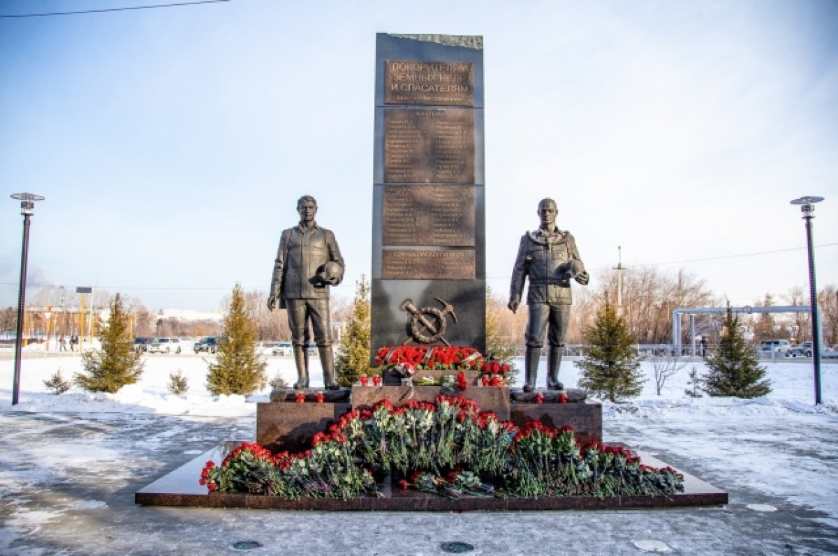    Накануне годовщины начались траурные мероприятия.