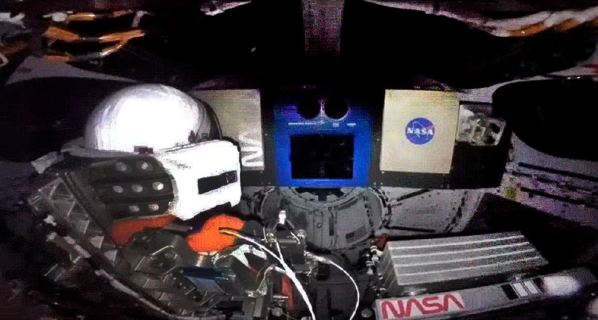 Внутри пилотской кабины корабля "ОРИОН" (скриншот из фильма)