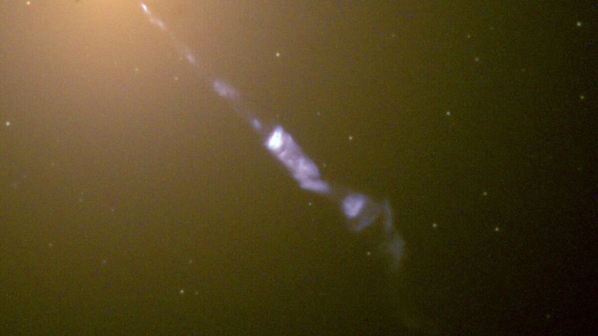    Релятивистская струя. Гигантская эллиптическая галактика M87© NASA and The Hubble Heritage Team