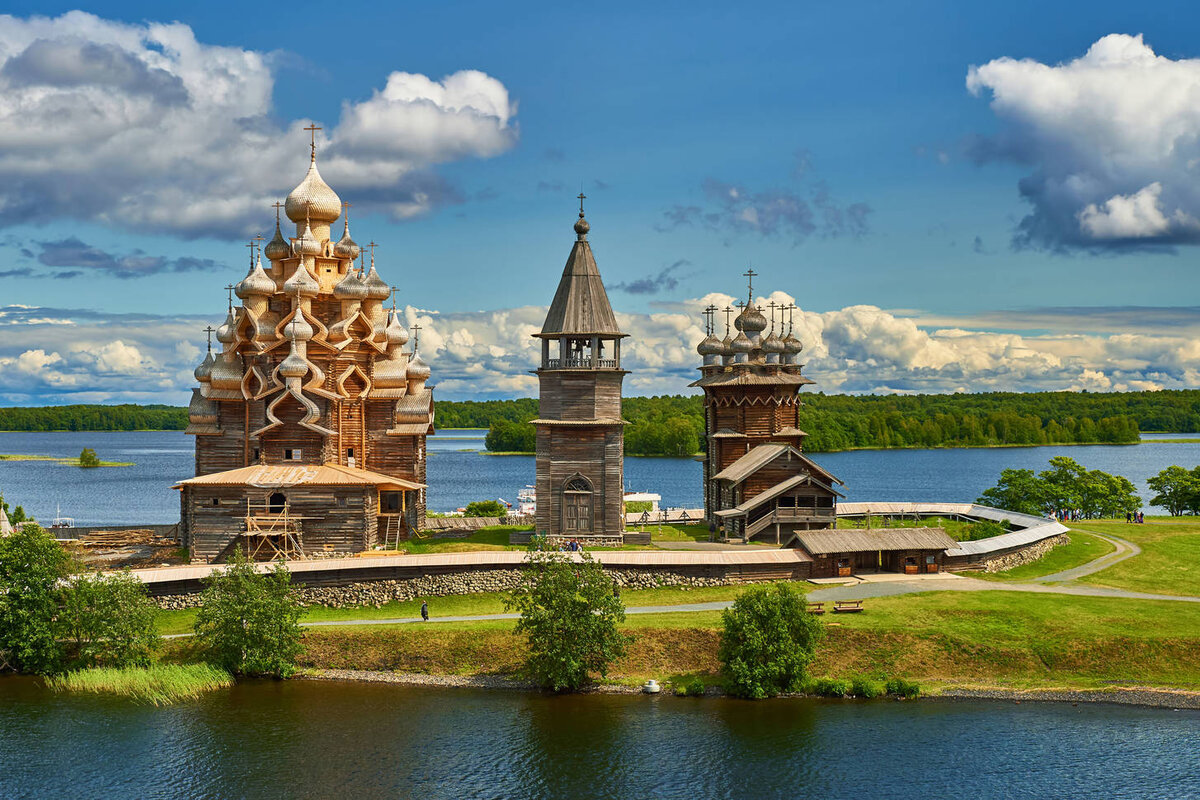 Спасо-Преображенская и Покровская церкви, Кижи, Карелия. 