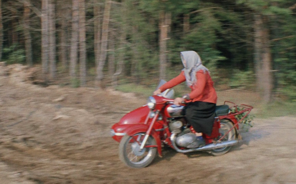 Всем мы знаем эти кадры. Мотоцикл с коляской, сверкая хромом, выскакивает на шоссе.  Обратите внимание - есть багажник. 