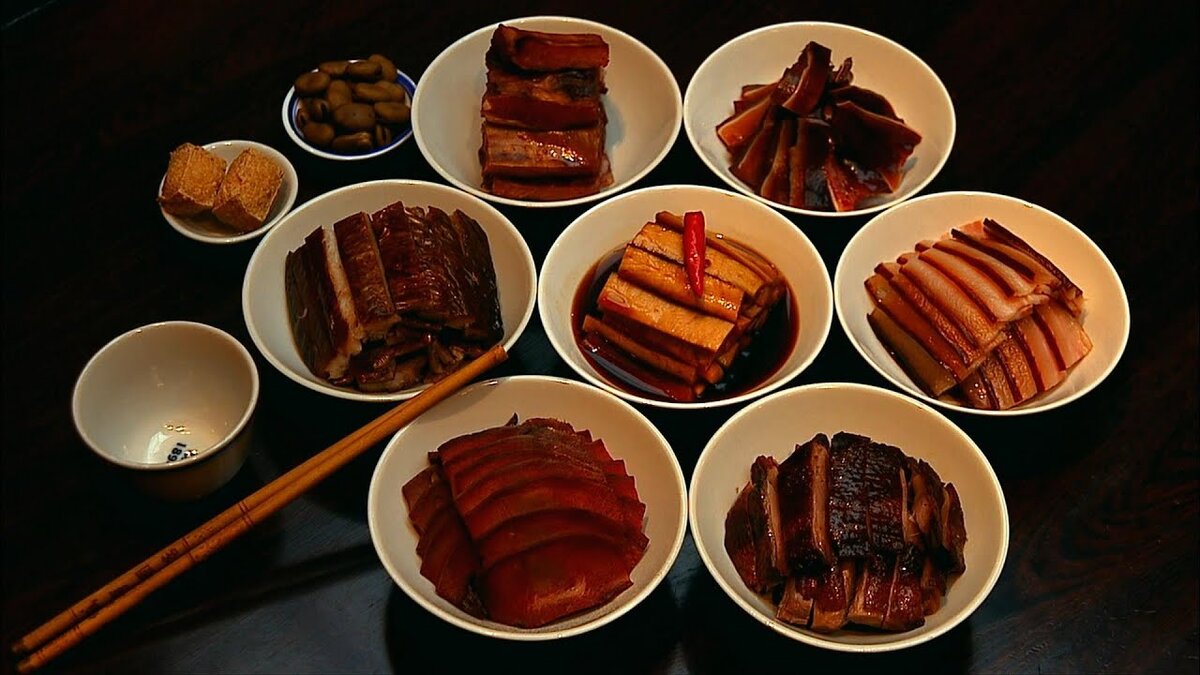 Документальный сериал Центрального телеканала Китая /CCTV/ знакомит с китайской культурой через национальную кухню и ищет связь между народом и едой. Из него вы узнаете больше о китайской кухне, чем знают сами китайцы.