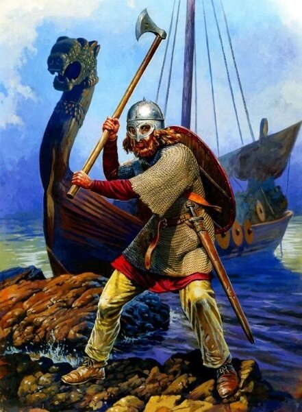 Пеший воин викингов. Традиционное вооружение — топор и меч, шлем с характерным «наносником», круглый щит висит за спиной.