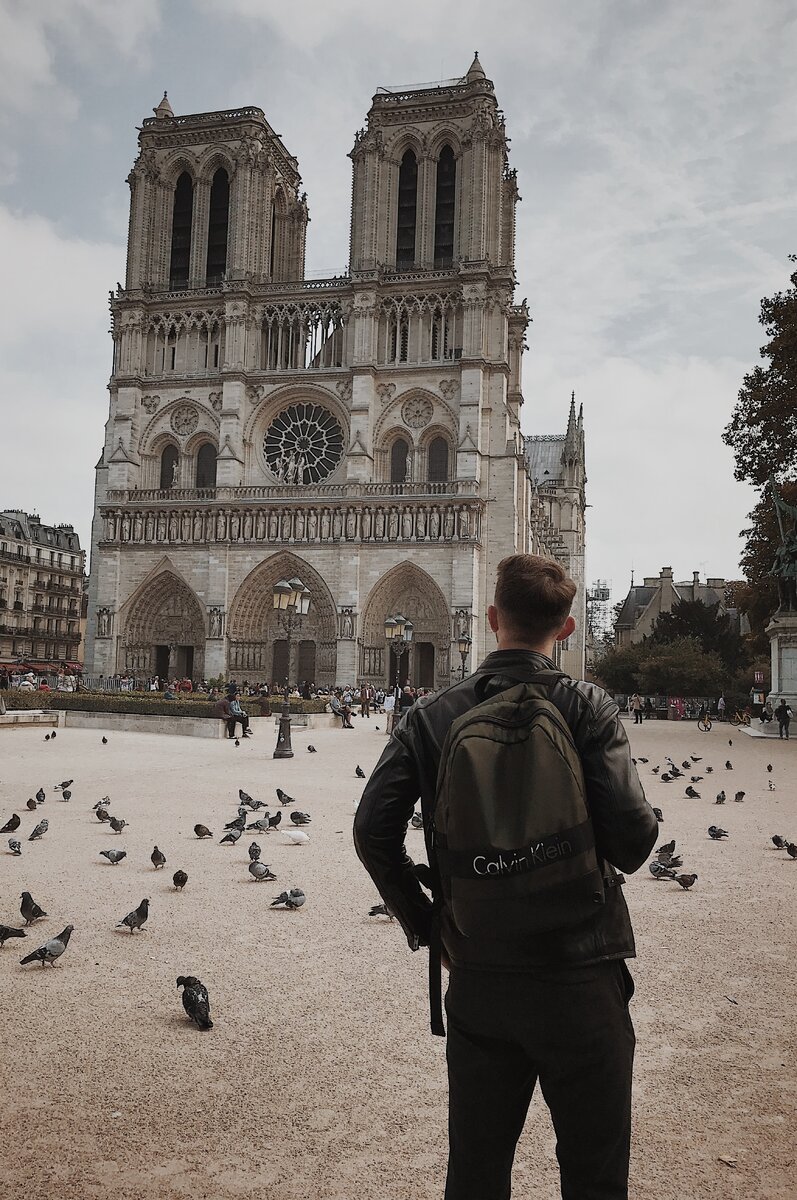 Площадь перед собором Парижской богоматери 