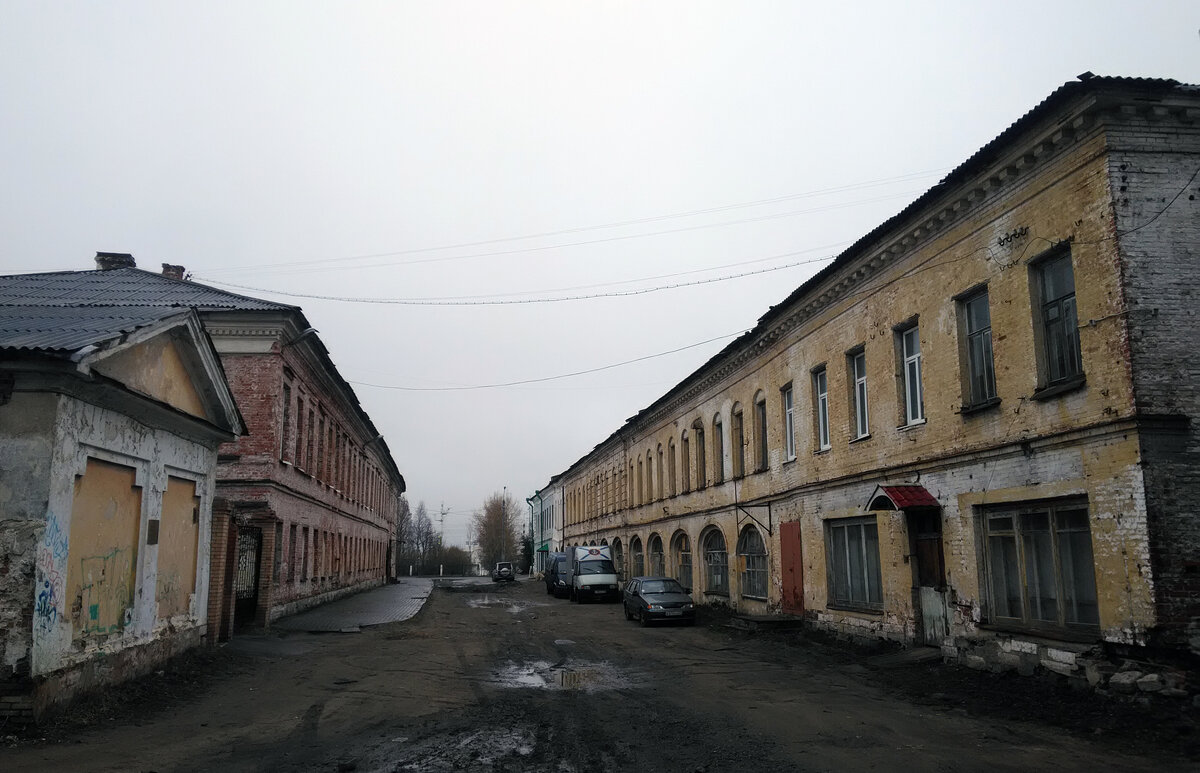 Слеава музыкальная школа, справа корпус Соловецкого подворья