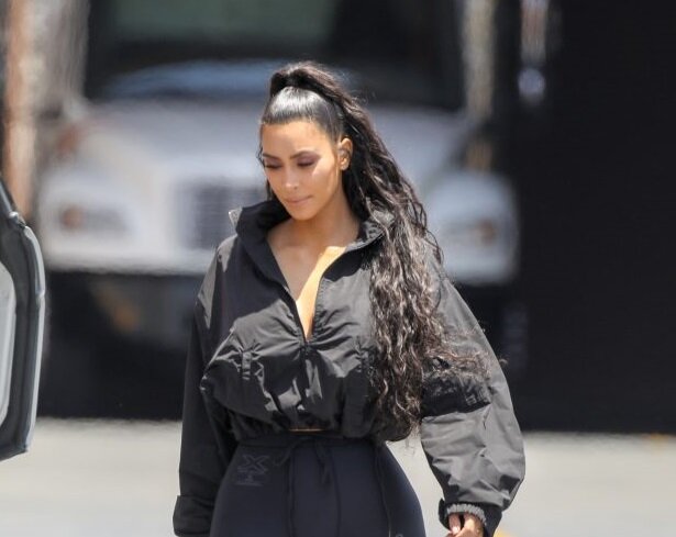 Ким Кардашьян на прогулке по Лос-Анджелесу (фото LEGION-MEDIA.RU)
