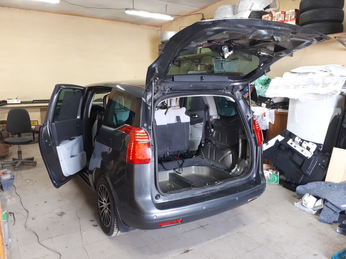 Разобранный багажник Peugeot 5008