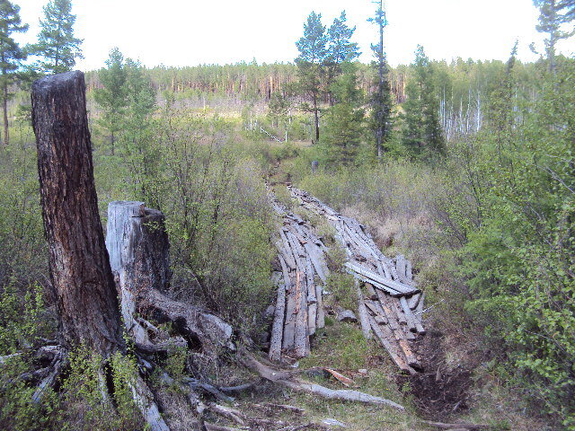 Через эту слань мот толкал руками, побоялся пробить колёса.