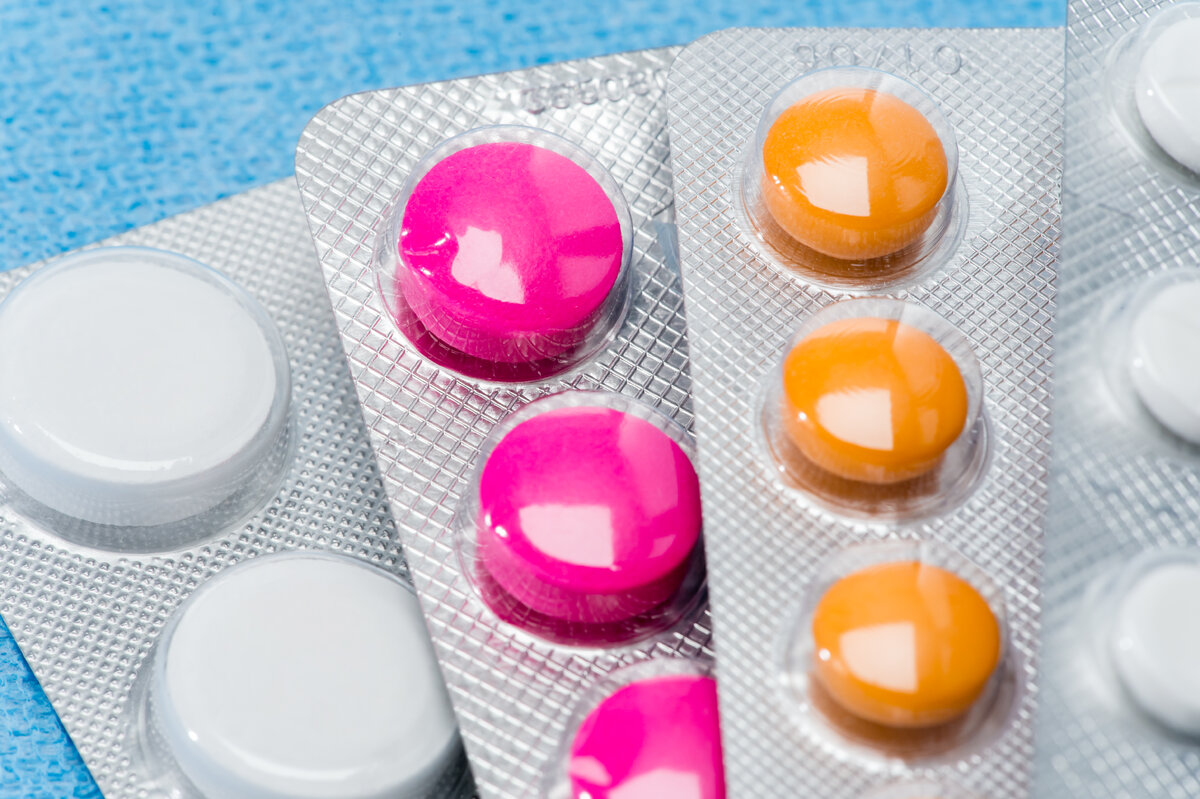 Как называется разноцветные таблетки. Необычные таблетки. Таблетки против зачатия. Оригинал и дженерик. Фото лекарства против зачатия.