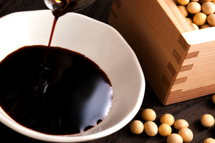  Соевый соус – жидкость, получаемая в процесс ферментации грибов аспергилл и соевых бобов, темно коричневого цвета с резковатым ароматом.