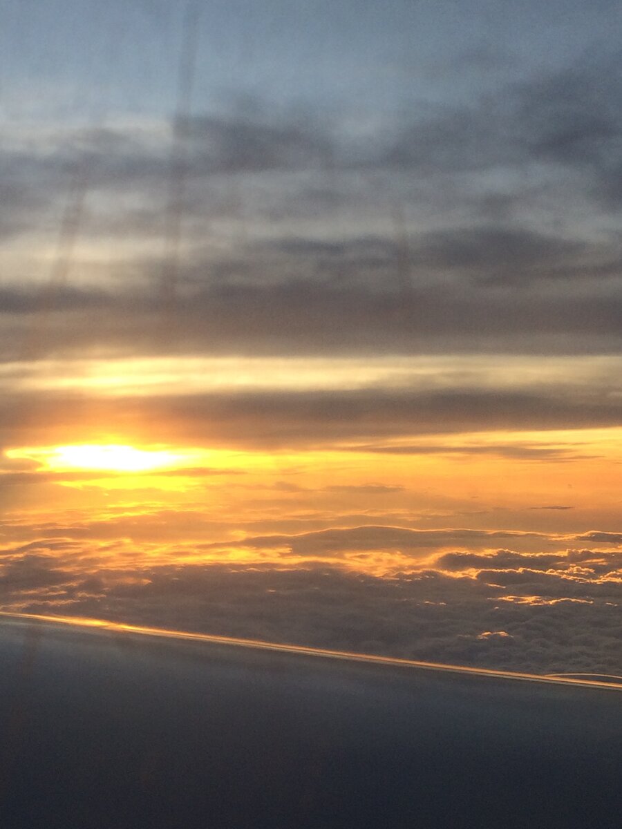 Рассвет в полете, недалеко от Краби.