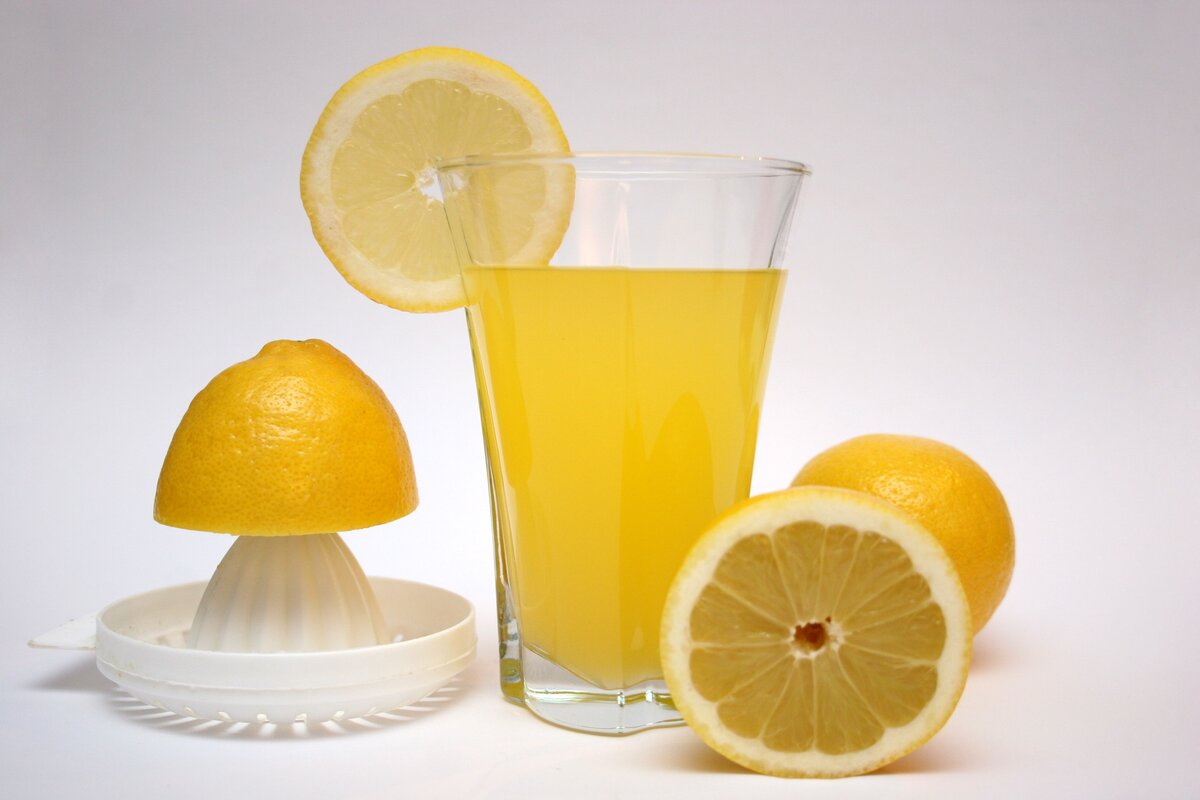 Лимонная диета. День лимонного сока. Лимонный сок картинки. Выжмите сок половины лимона..