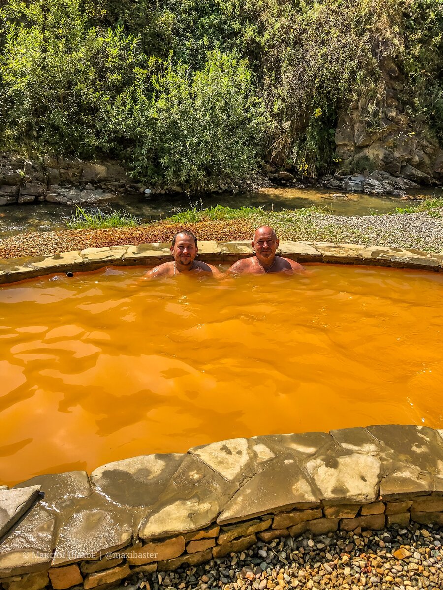 Это мы с батьком) купаемся в чистейшем нарзане) цвет такой из-за большого содержания железа