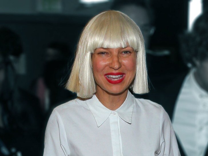 © Mark Davis/Getty Images. Сиа, настоящее имя Sia Kate Isobelle Furler, фото 2018 года.