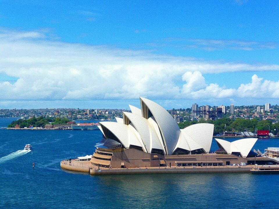 https://cdn.pixabay.com/photo/2016/03/27/00/01/australia-1281935_960_720.jpg 