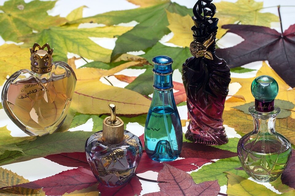 https://pixabay.com/photos/perfumes-perfume-bottles-still-life-1469816/