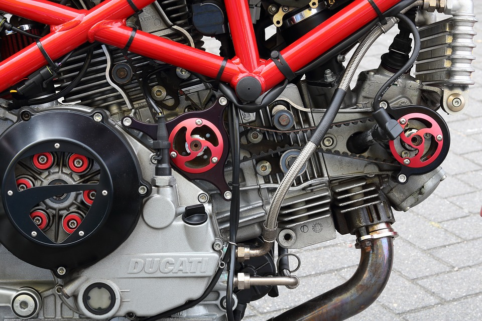 https://cdn.pixabay.com/photo/2018/06/23/18/13/ducati-3493230_960_720.jpg