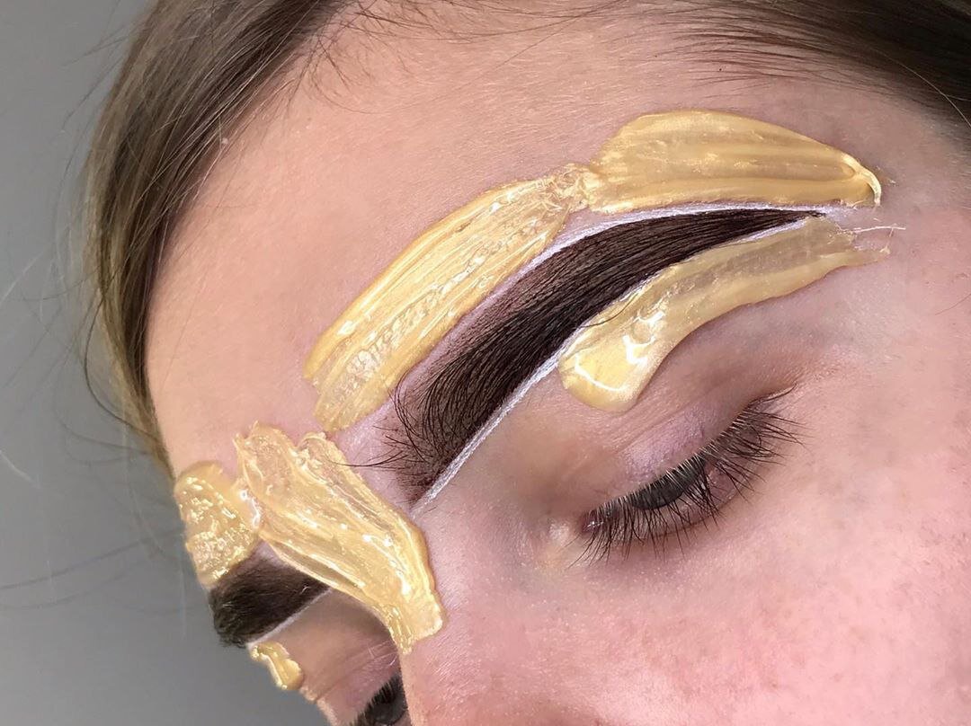 ОКРАШИВАНИЕ БРОВЕЙ ХНОЙ И КОРРЕКЦИЯ ВОСКОМ