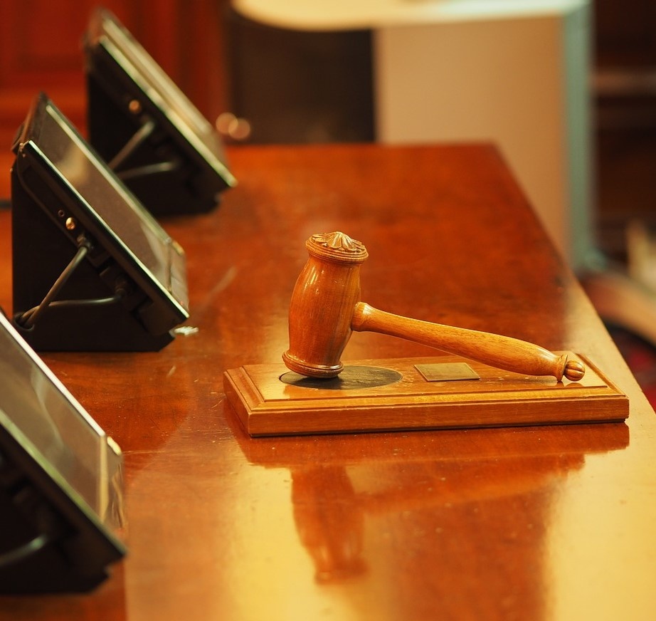 Источник изображения: https://pixabay.com/photos/judge-hammer-judgement-court-1587300/
