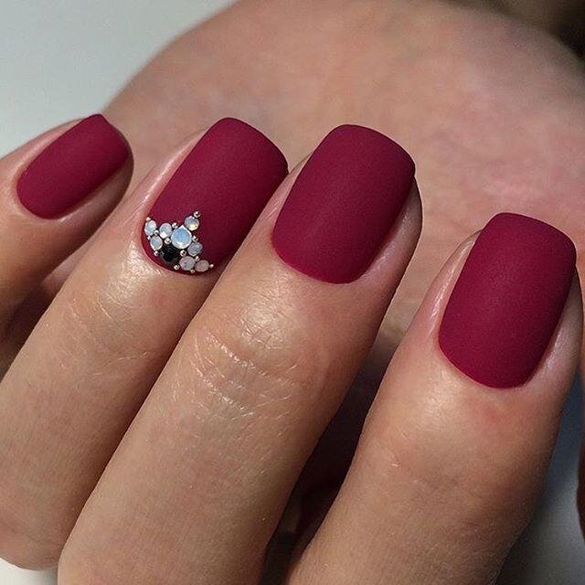 Бархатный маникюр. Его также называют вельветовым или пушистым. Специальный материал, флок, наносится на поверхность ногтей поверх базового слоя. Флок напоминает бархат или вельвет. Это идеальное решение именно для дизайна в холодное время года, летом не так актуален. Несмотря на свою хрупкость, материал очень стойкий и держится на ногтях долго. Плюсом считается и то, что такой маникюр легко можно выполнить самостоятельно в домашних условиях.