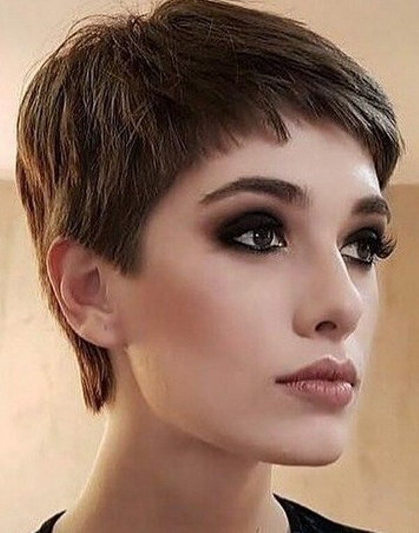 Стрижка с короткой челкой 