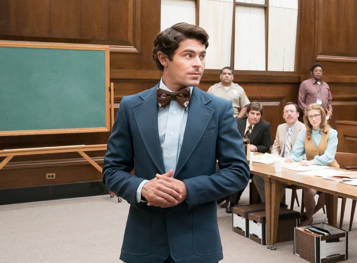 кадр из фильма. Сцена из за суда