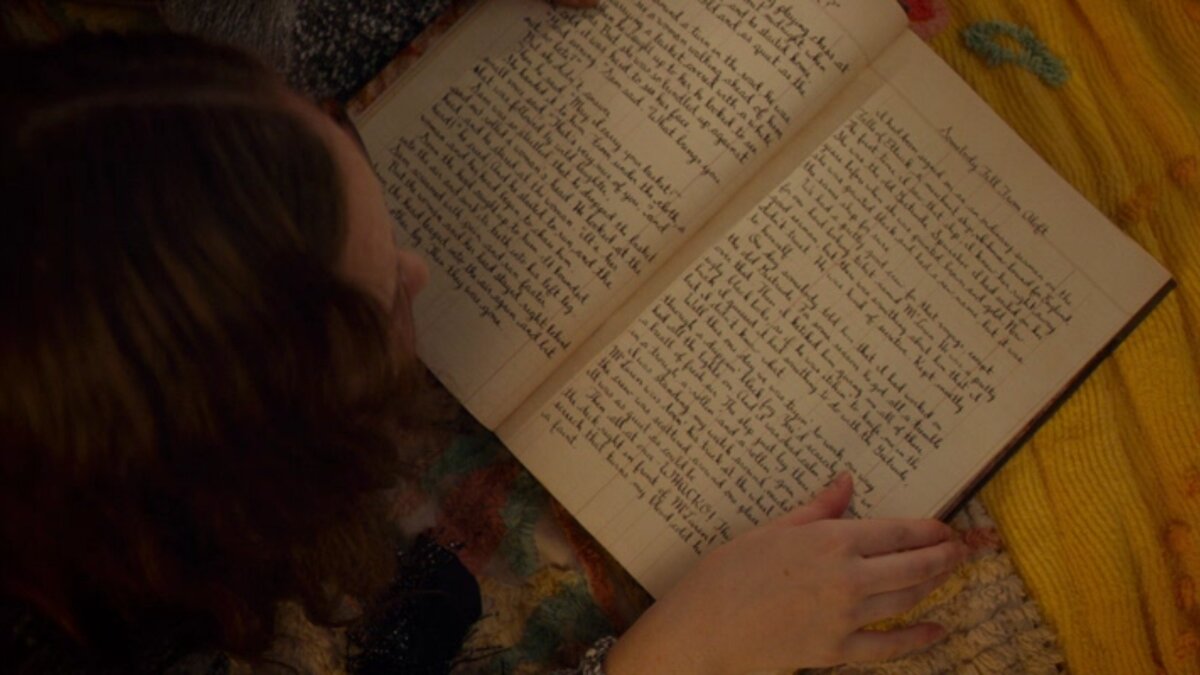 Почти классика фильмы жанра ужасов - старая книга. Тут она тоже есть