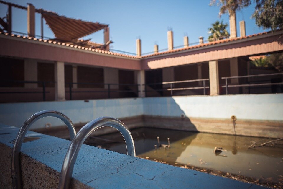 У нас был похожий, только глубже и без лестницы)